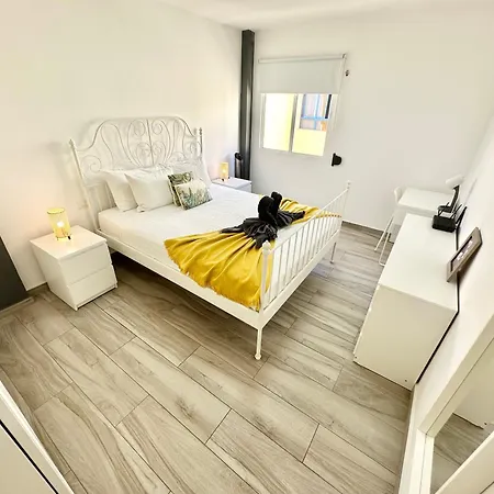 Mango Sorbet Super Central, 3 Desks, High Speed Internet, 3 Bedrooms And 2 Bathrooms