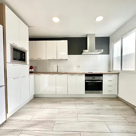 Mango Sorbet Super Central, 3 Desks, High Speed Internet, 3 Bedrooms And 2 Bathrooms