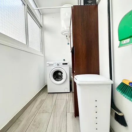 Mango Sorbet Super Central, 3 Desks, High Speed Internet, 3 Bedrooms And 2 Bathrooms 아파트